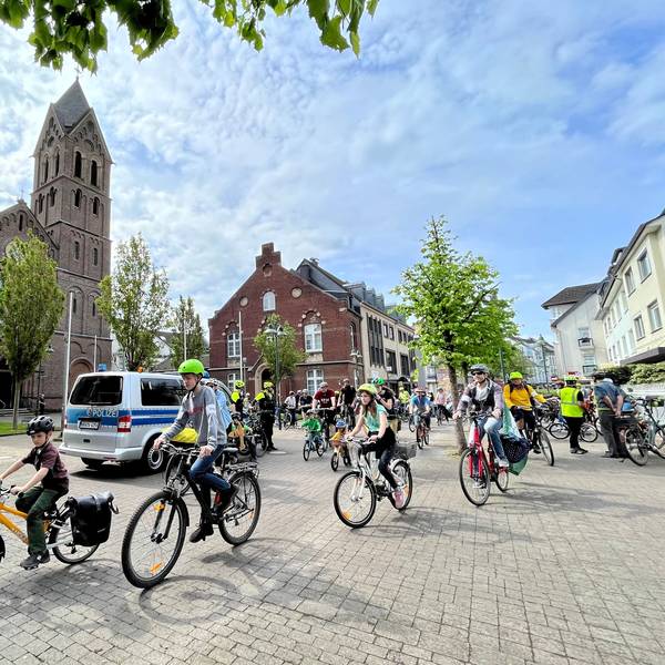 Kinder und Erwachsene auf Fahrrädern in der Schlebuscher Fußgängerzone