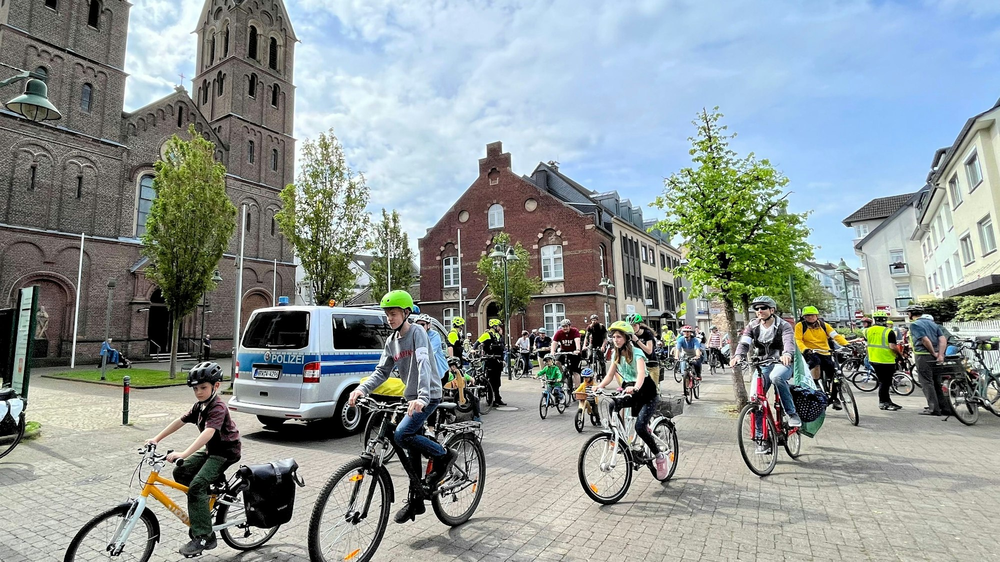 Kinder und Erwachsene auf Fahrrädern in der Schlebuscher Fußgängerzone