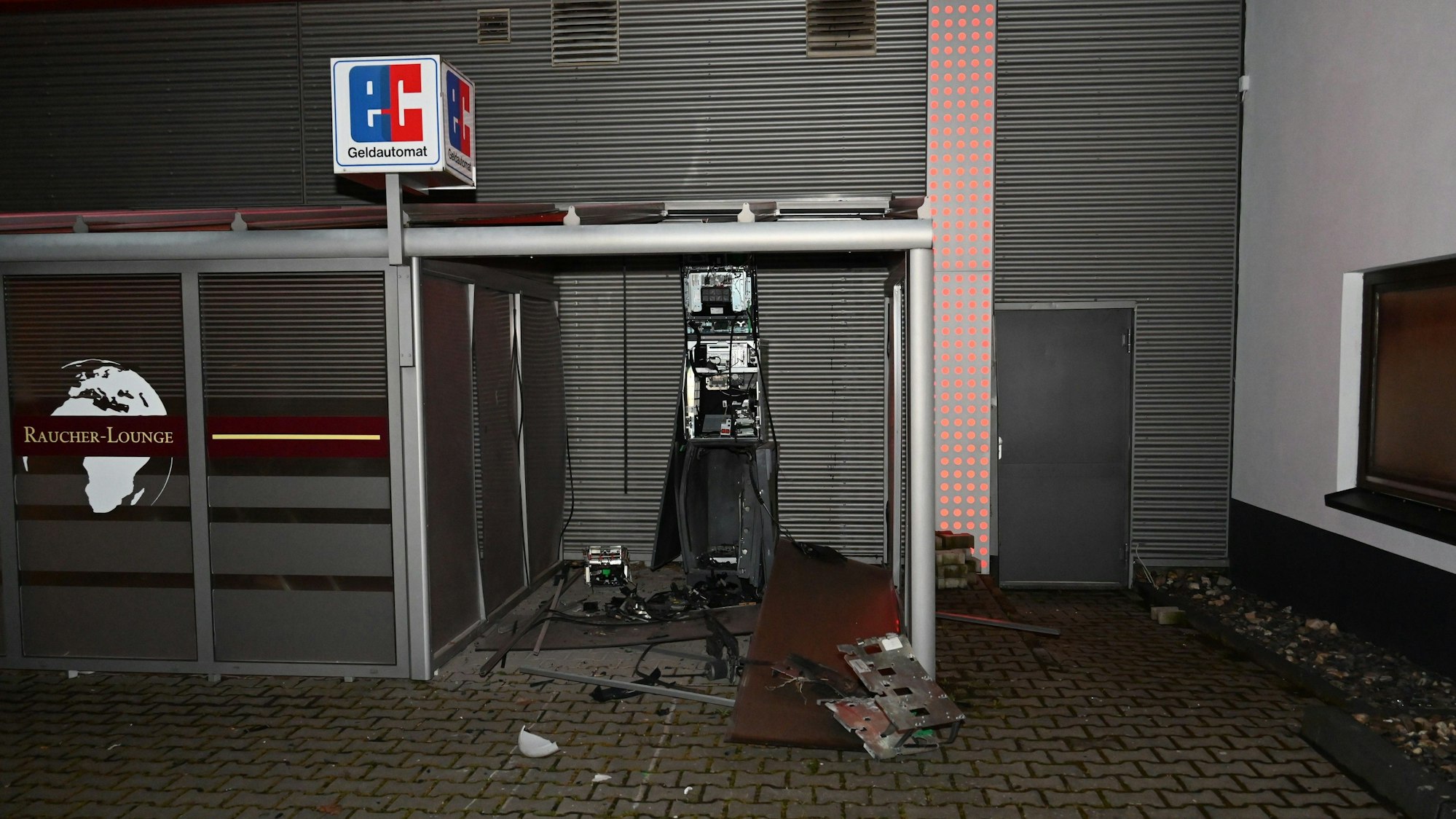Das Bild zeigt einen explodierten Geldautomaten.