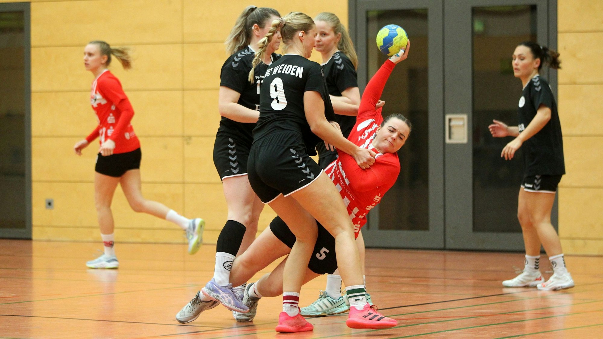 Die beiden Mannschaften, Fünfter und Dritter der Frauen-Verbandsliga, lieferten sich ein spannendes Spiel. Hier steckt Euskirchens Hannah Arends in der Klemme.