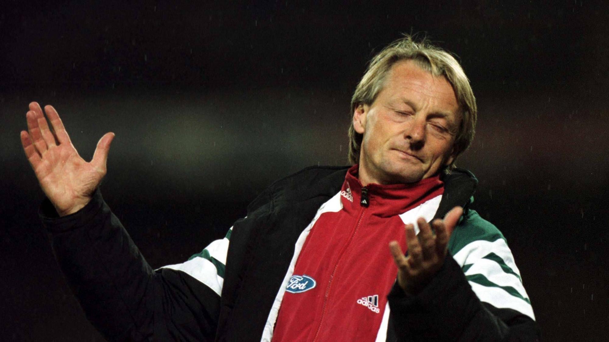 Trainer Lorenz-Günter Köstner hebt ratlos die Hände.