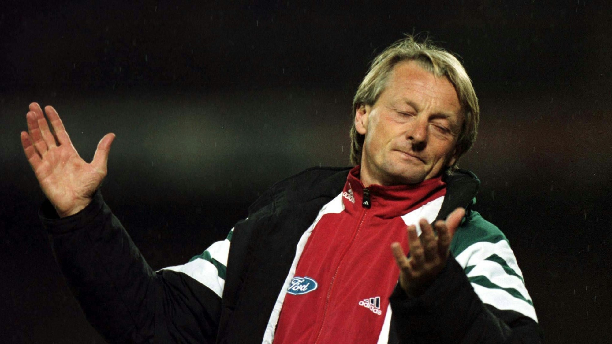 Trainer Lorenz-Günter Köstner hebt ratlos die Hände.