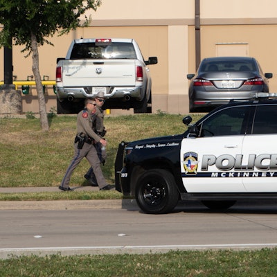 Polizisten ermitteln in der Nähe des Allen Premium Outlets in Allen, einem Vorort von Dallas.