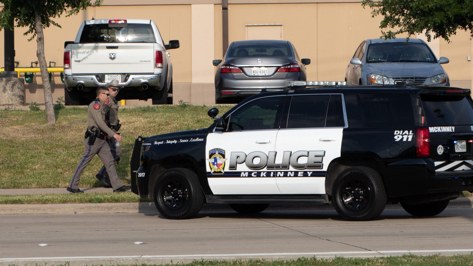 Polizisten ermitteln in der Nähe des Allen Premium Outlets in Allen, einem Vorort von Dallas.