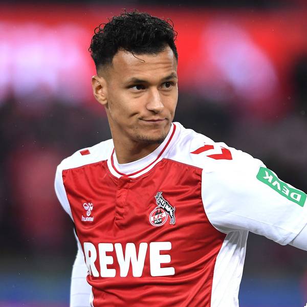 FC-Stürmer Davie Selke im aktuellen Heimtrikot des FC.