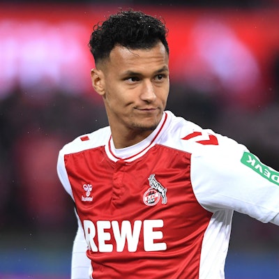 FC-Stürmer Davie Selke im aktuellen Heimtrikot des FC.