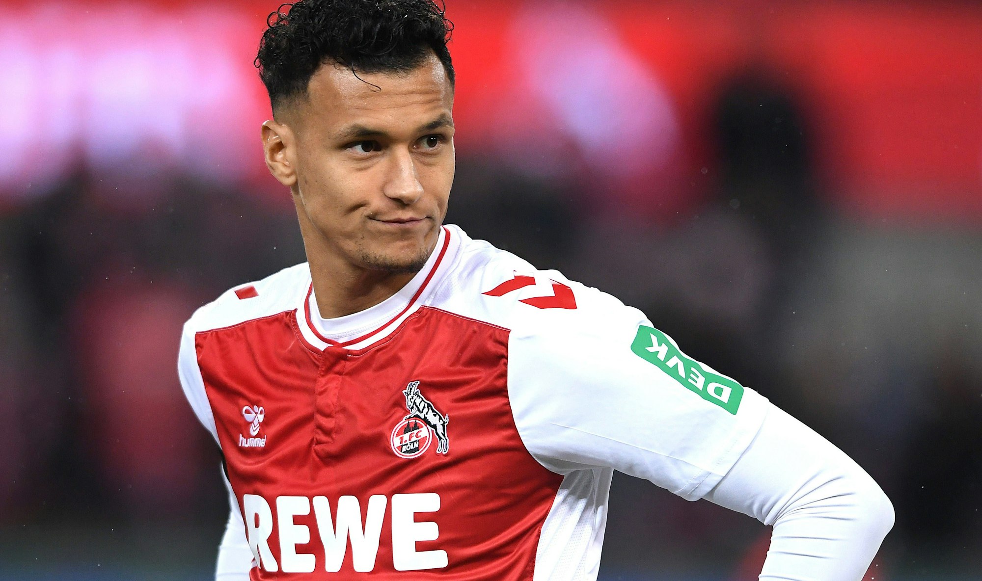 FC-Stürmer Davie Selke im aktuellen Heimtrikot des FC.