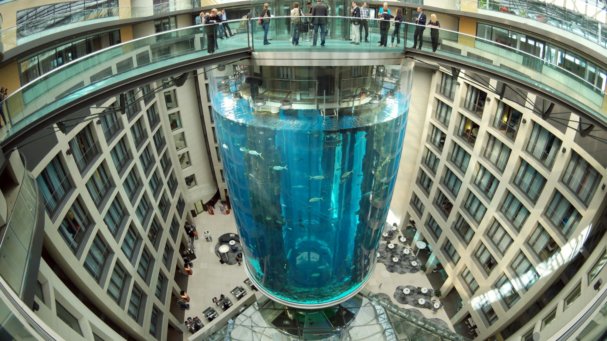 ARCHIV - 29.07.2015, Berlin: Blick auf den AquaDom im Sea Life, das größte freistehende zylindrische Aquarium der Welt.