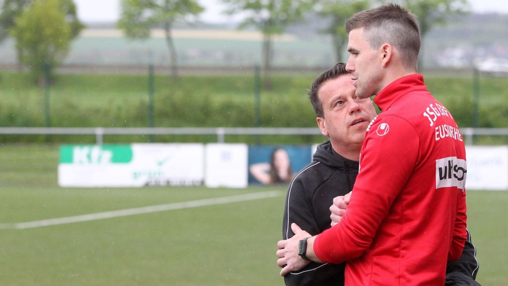 Auch der Trainer der ersten Seniorenmannschaft schaute zu: Stephan Reimer wünscht Marcel Schmitz viel Glück.