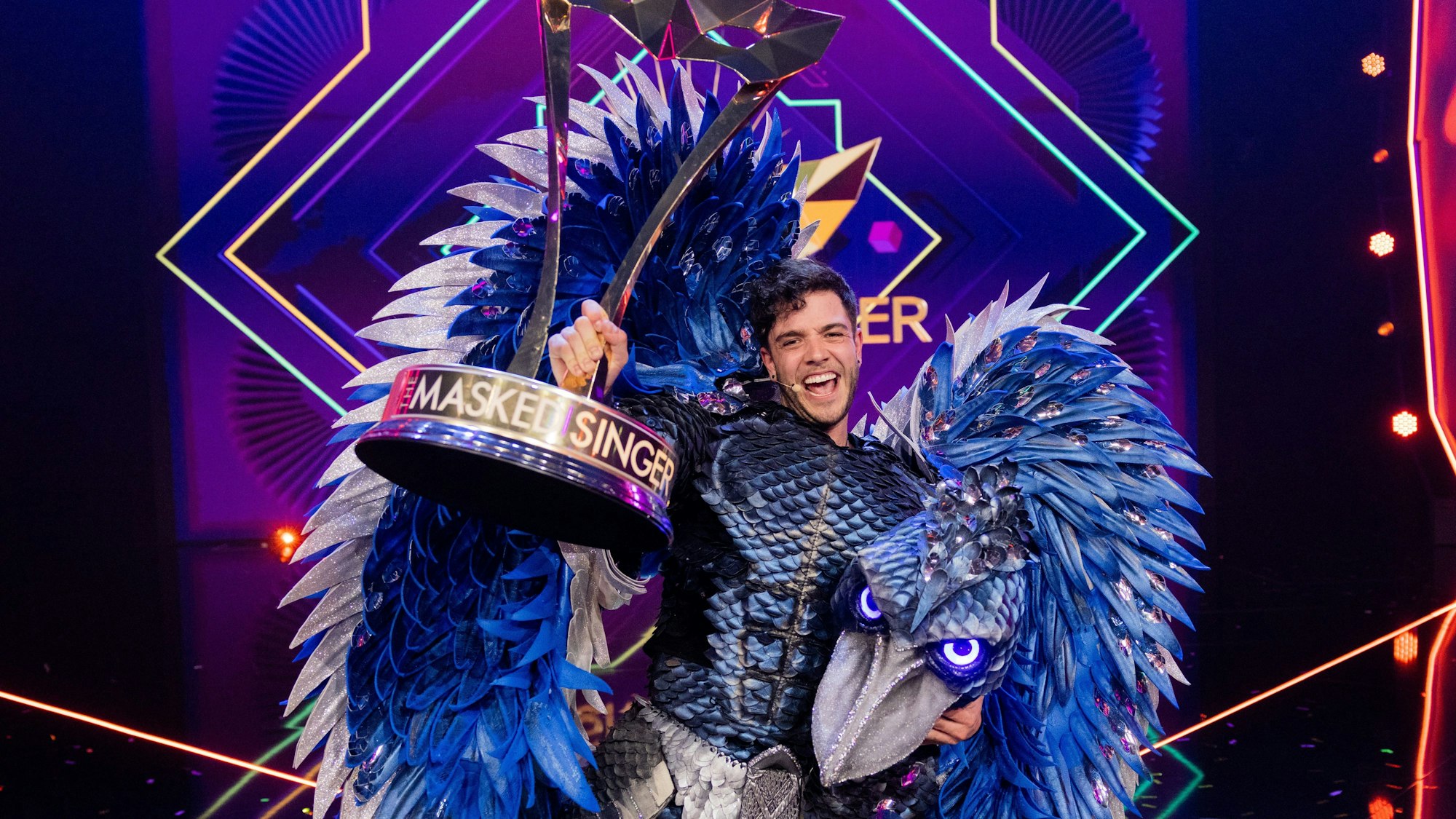 06.05.2023, Nordrhein-Westfalen, Köln: Luca Hänni, Sänger, steht als Figur "Der Schuhschnabel" im Finale der ProSieben-Show "The Masked Singer" auf der Bühne. Er gewann die 8. Staffel. Foto: Rolf Vennenbernd/dpa +++ dpa-Bildfunk +++