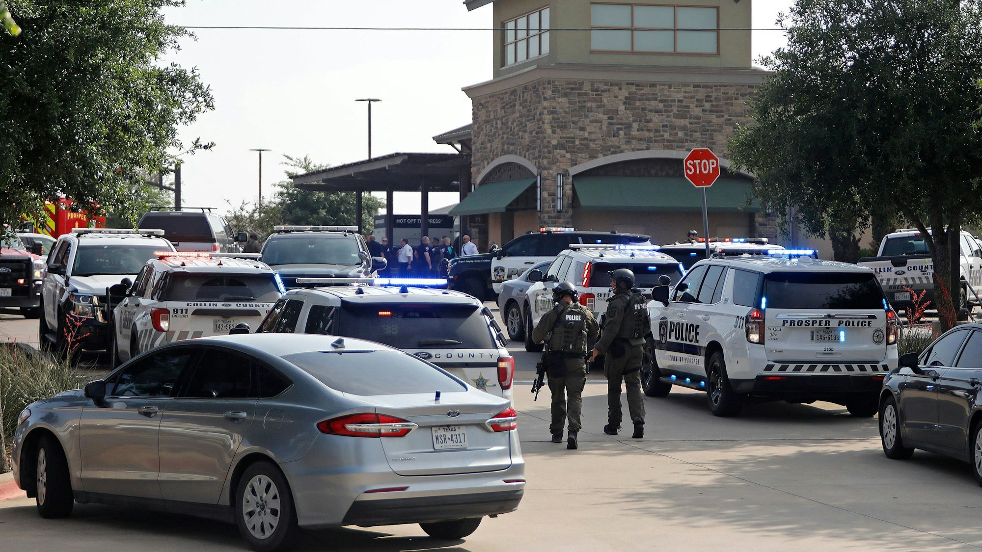 Amoklauf in Allen, Texas (USA): Schwer bewaffnete Polizisten stehen am Tatort, einem Einkaufszentrum.