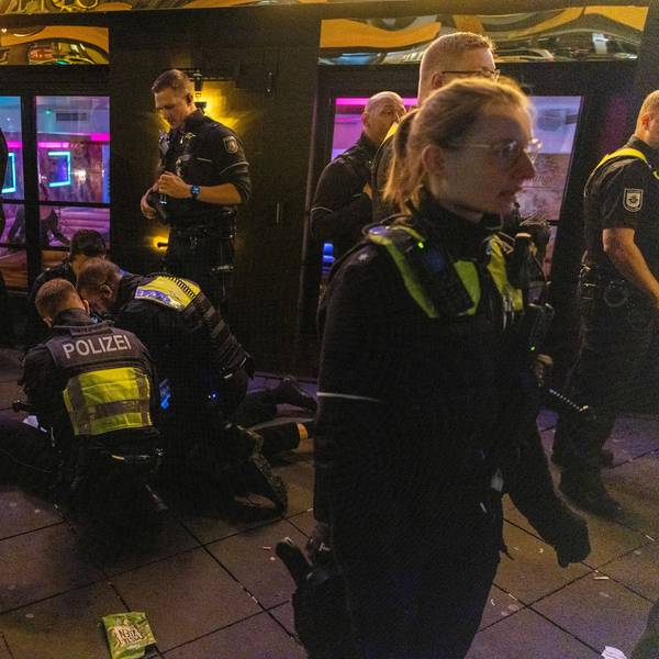 Polizisten nehmen einen Mann fest.
