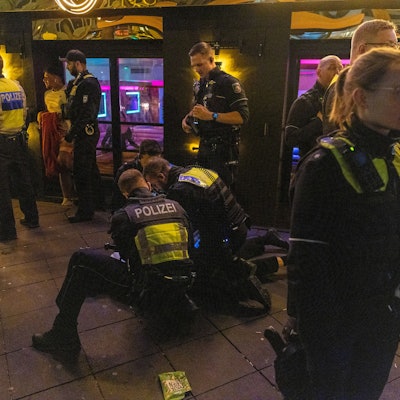 Polizisten nehmen einen Mann fest.