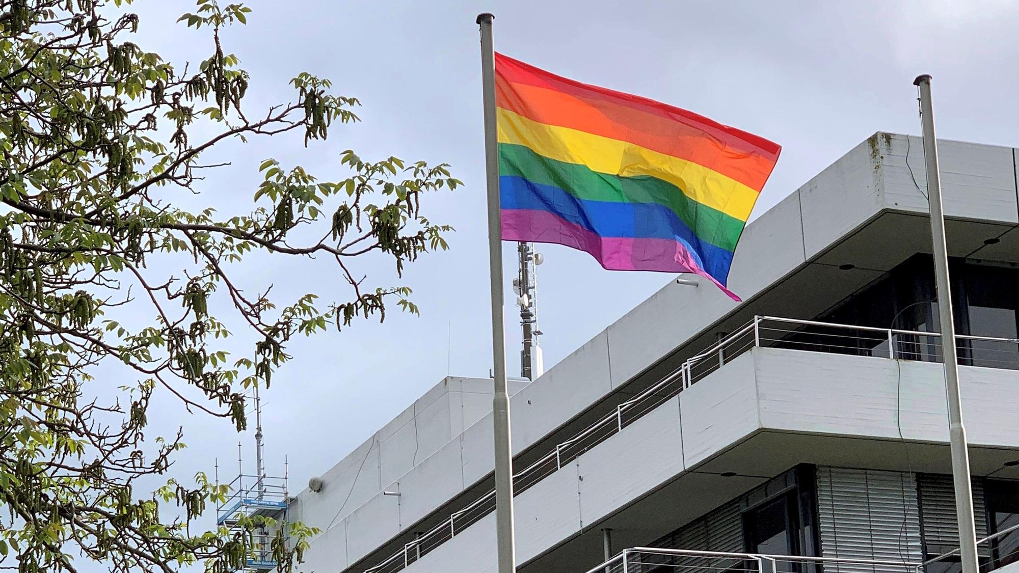 Vor dem Kreishaus in Euskirchen weht eine Regenbogenfahne im Wind.