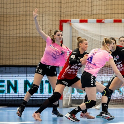 06.05.2023, GER, Handball, Frauen, Saison 2022/2023, 1.BL, Thueringer HC - TSV Bayer 04 Leverkusen Naina Klein TSV Bayer 04 Leverkusen Sara Ronningen Thueringer HC Bad Langensalza Salza Halle Thüringen Deutschland *** 06 05 2023, GER, handball, women, season 2022 2023, 1 BL, Thueringer HC TSV Bayer 04 Leverkusen Naina Klein TSV Bayer 04 Leverkusen Sara Ronningen Thueringer HC Bad Langensalza Salza Halle Thuringia Germany