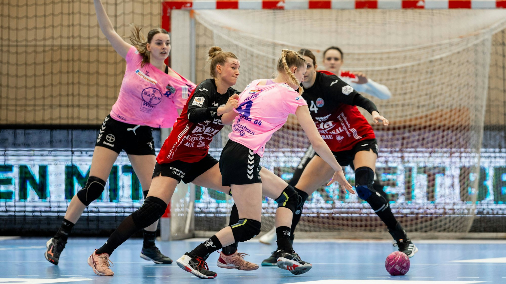 06.05.2023, GER, Handball, Frauen, Saison 2022/2023, 1.BL, Thueringer HC - TSV Bayer 04 Leverkusen Naina Klein TSV Bayer 04 Leverkusen Sara Ronningen Thueringer HC Bad Langensalza Salza Halle Thüringen Deutschland *** 06 05 2023, GER, handball, women, season 2022 2023, 1 BL, Thueringer HC TSV Bayer 04 Leverkusen Naina Klein TSV Bayer 04 Leverkusen Sara Ronningen Thueringer HC Bad Langensalza Salza Halle Thuringia Germany