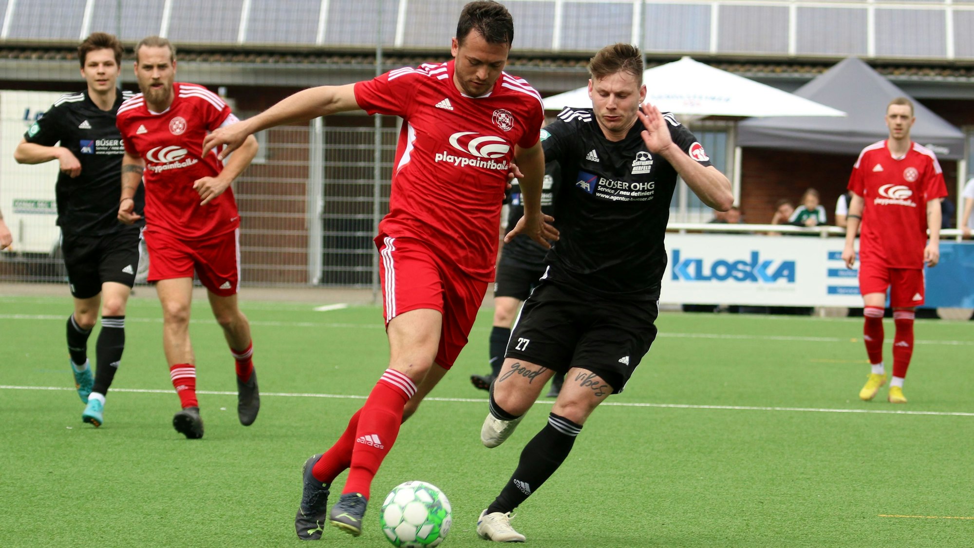 Noch läuft er hinterher: Nächste Saison ist Maxi Patt (2.v.r.) Zülpicher und wieder Mitspieler von Dominik Spies (r.).