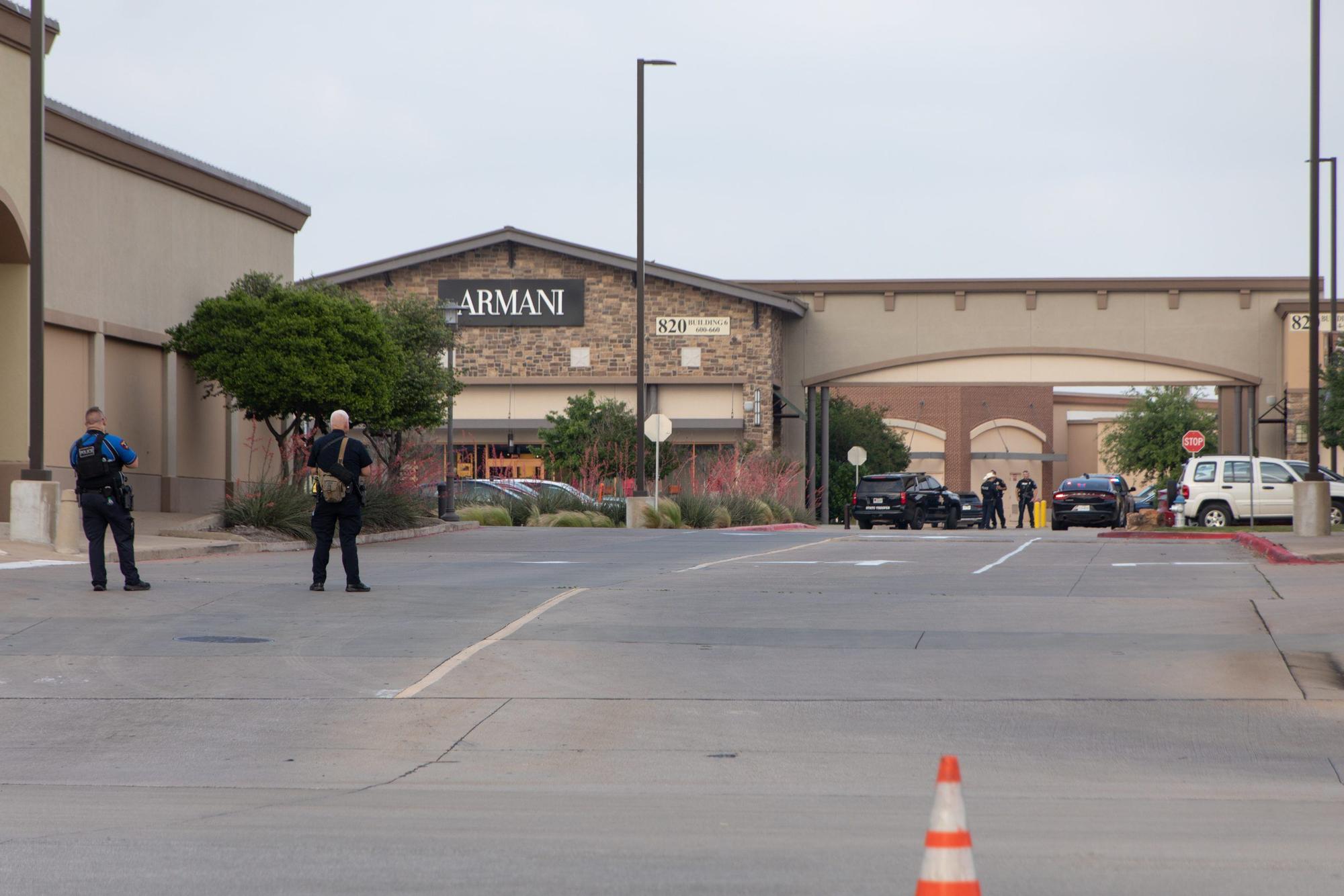 Polizisten ermitteln in der Nähe des Allen Premium Outlets in Allen, einem Vorort von Dallas.