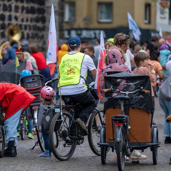 Eltern und Kinder mit Fahrrädern und Lastenrädern am Rudolfplatz