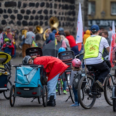Eltern und Kinder mit Fahrrädern und Lastenrädern am Rudolfplatz