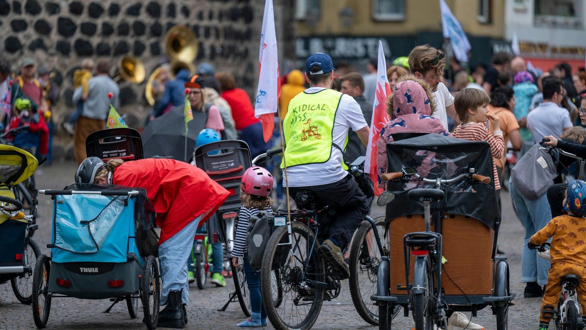 Eltern und Kinder mit Fahrrädern und Lastenrädern am Rudolfplatz