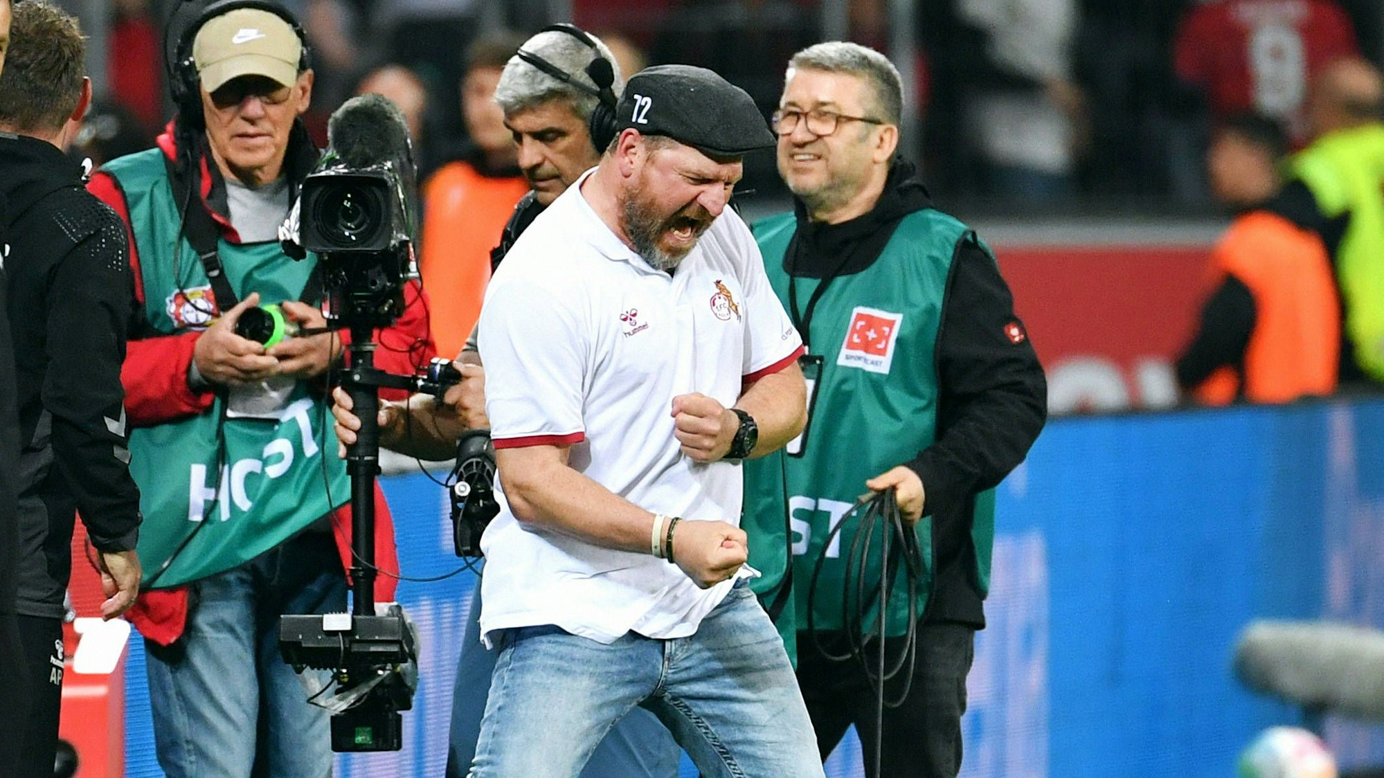 Steffen Baumgart jubelt nach dem Derby-Sieg in Leverkusen.