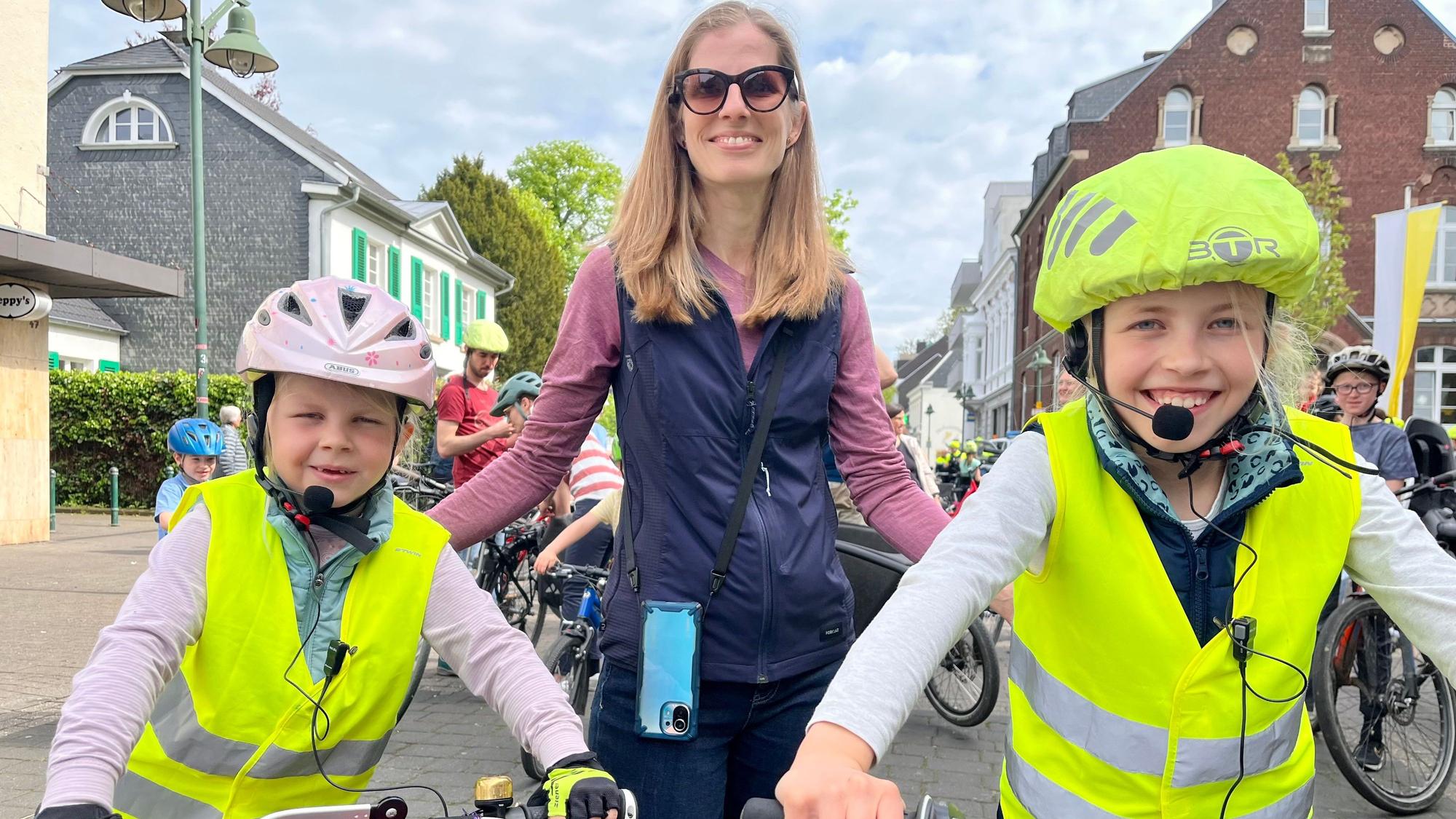 Mutter mit zwei Kindern auf dem Fahrrad