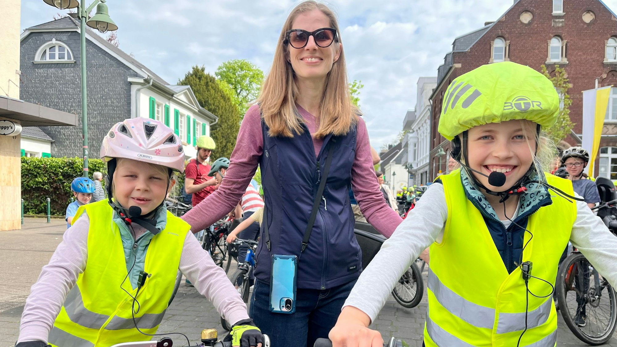 Mutter mit zwei Kindern auf dem Fahrrad