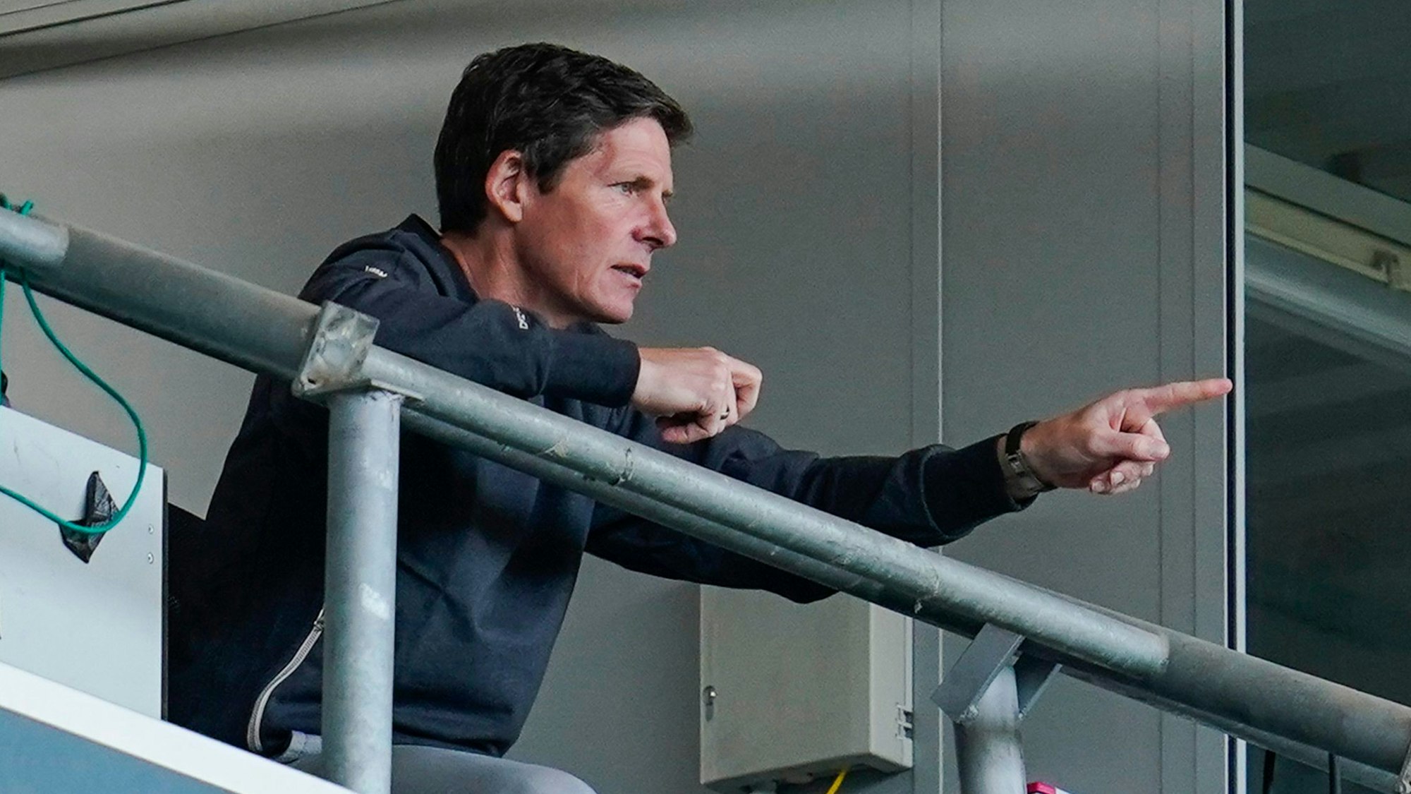 Frankfurts Trainer Oliver Glasner sitzt nach der Roten Karte in Hoffenheim auf der Tribüne.