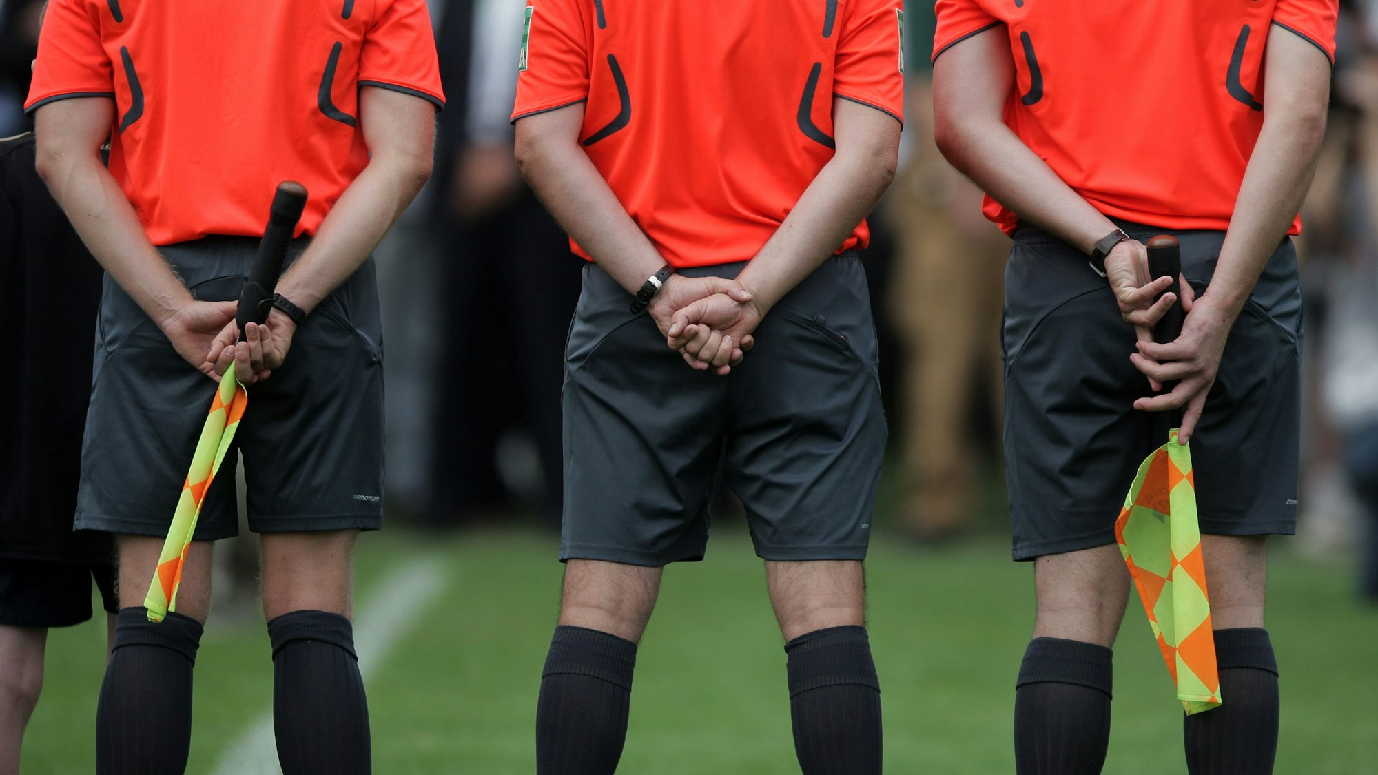 Schiedsrichter stehen vor einem Fußballspiel auf dem Platz. (Symbolbild) In Dortmund ist ein erst 19-jähriger Linienrichter Opfer einer Gewalttat geworden.
