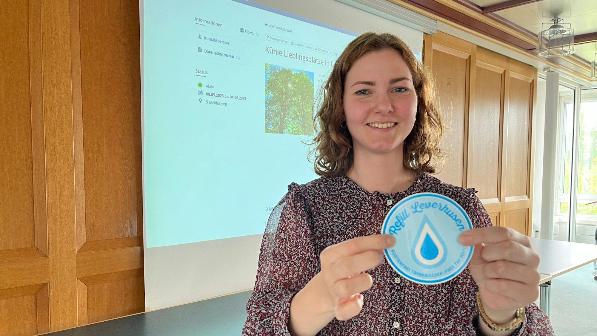 Leverkusens Gesundheitsplanerin Viktoria Daniel mit dem Refill-Aufkleber