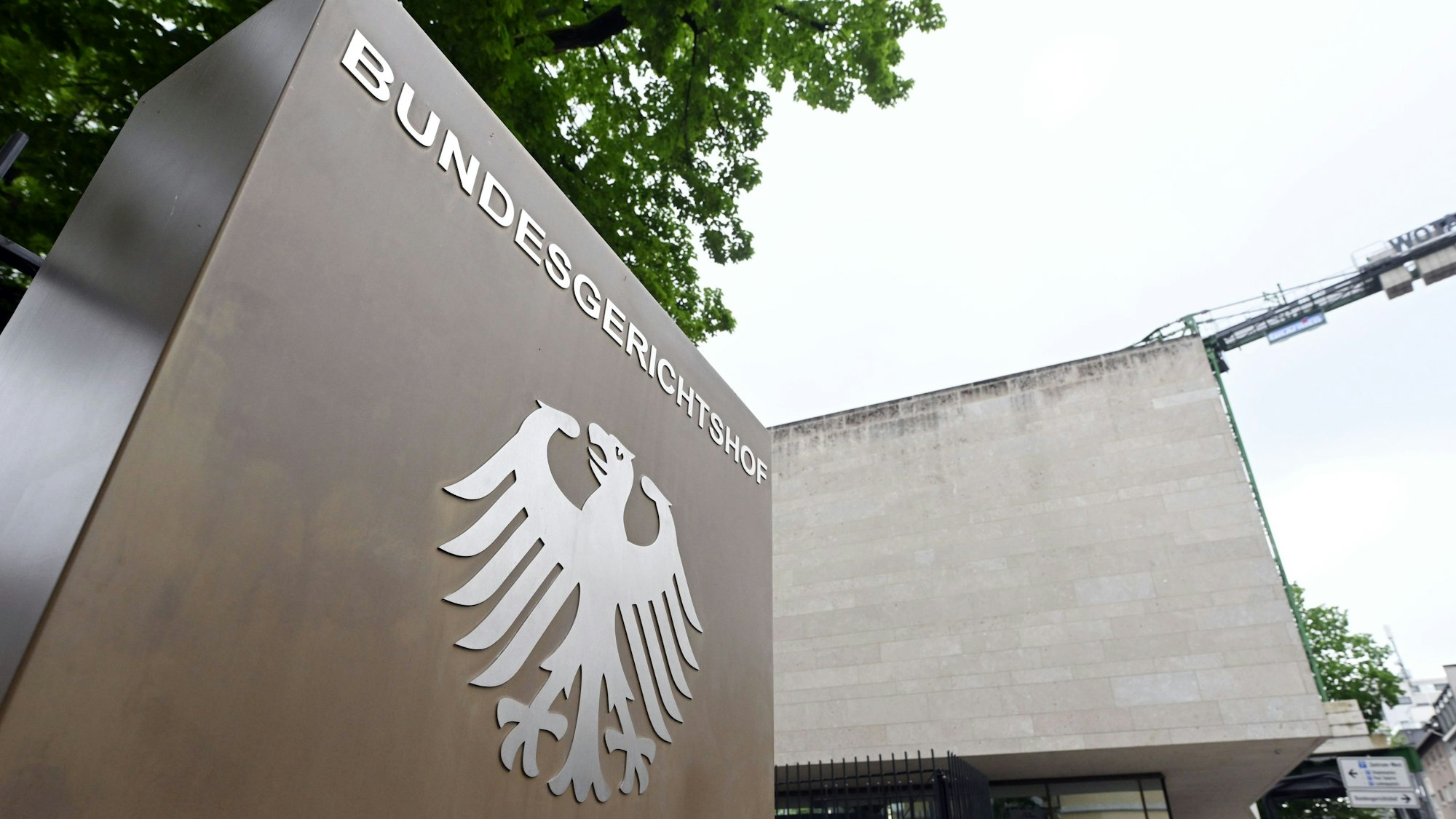 Ein Hinweisschild mit Bundesadler und dem Schriftzug Bundesgerichtshof, aufgenommen vor dem Bundesgerichtshof (BGH).