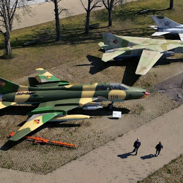 Im Luftfahrtechnischen Museum stehen die russischen Jagdflugzeuge Suchoi SU-22 (l-r), MiG 23 und MiG 21 (Aufnahme mit Drohne).