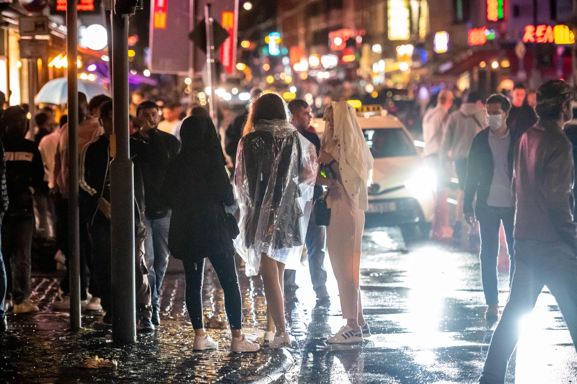 Die Zülpicher Straße ist voller feiernder junger Leute.