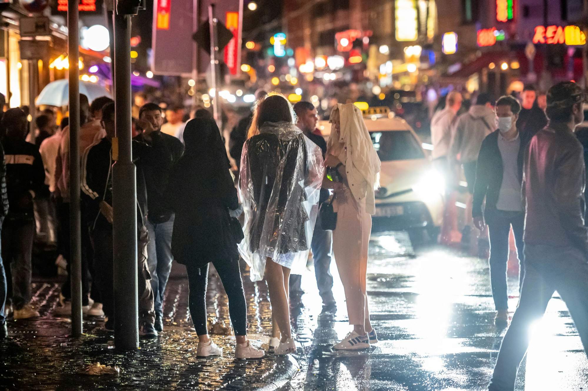 Die Zülpicher Straße ist voller feiernder junger Leute.