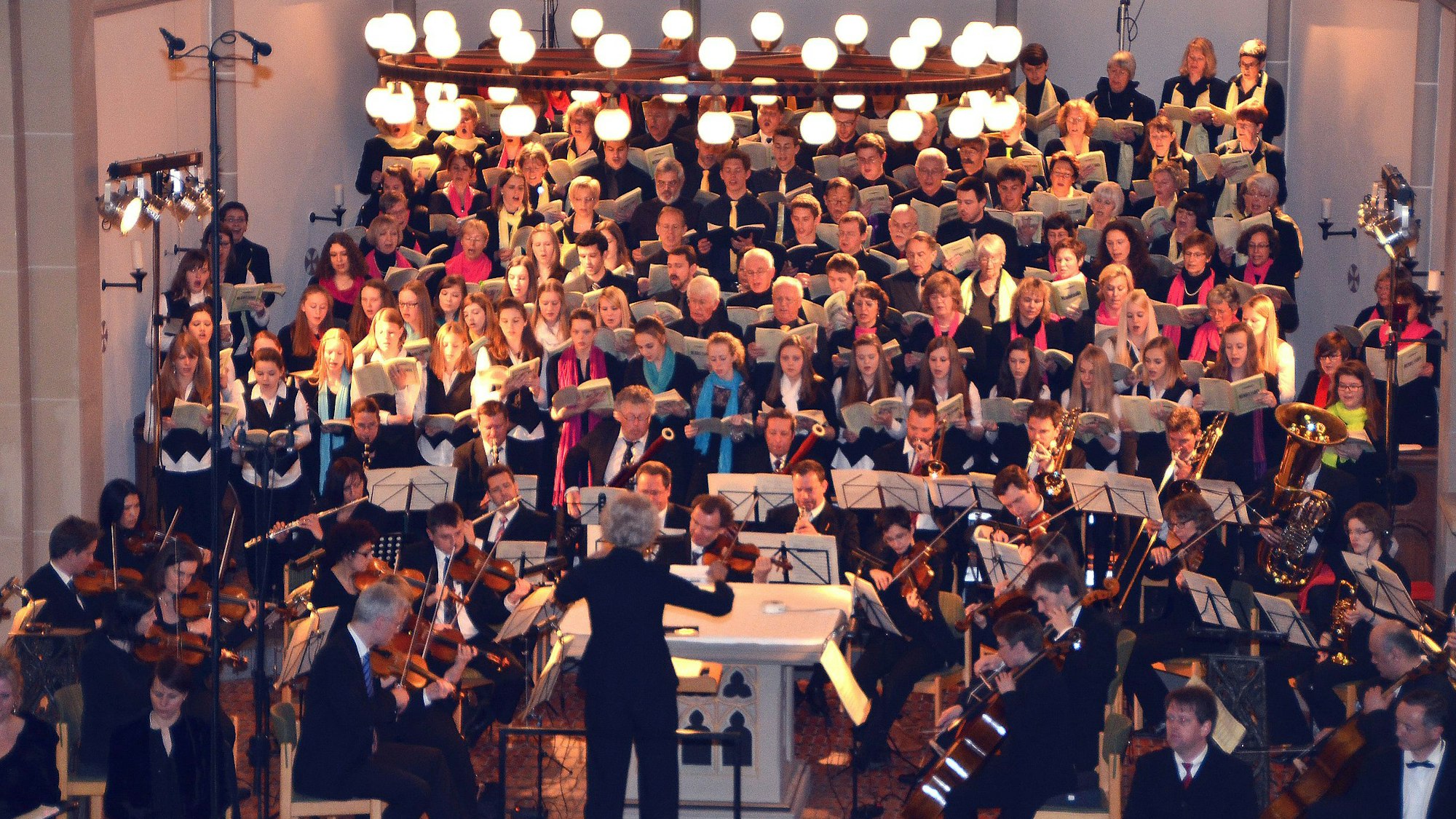 Chorschule Leichlingen mit Orchester bei der Aufführung in der Kirche.