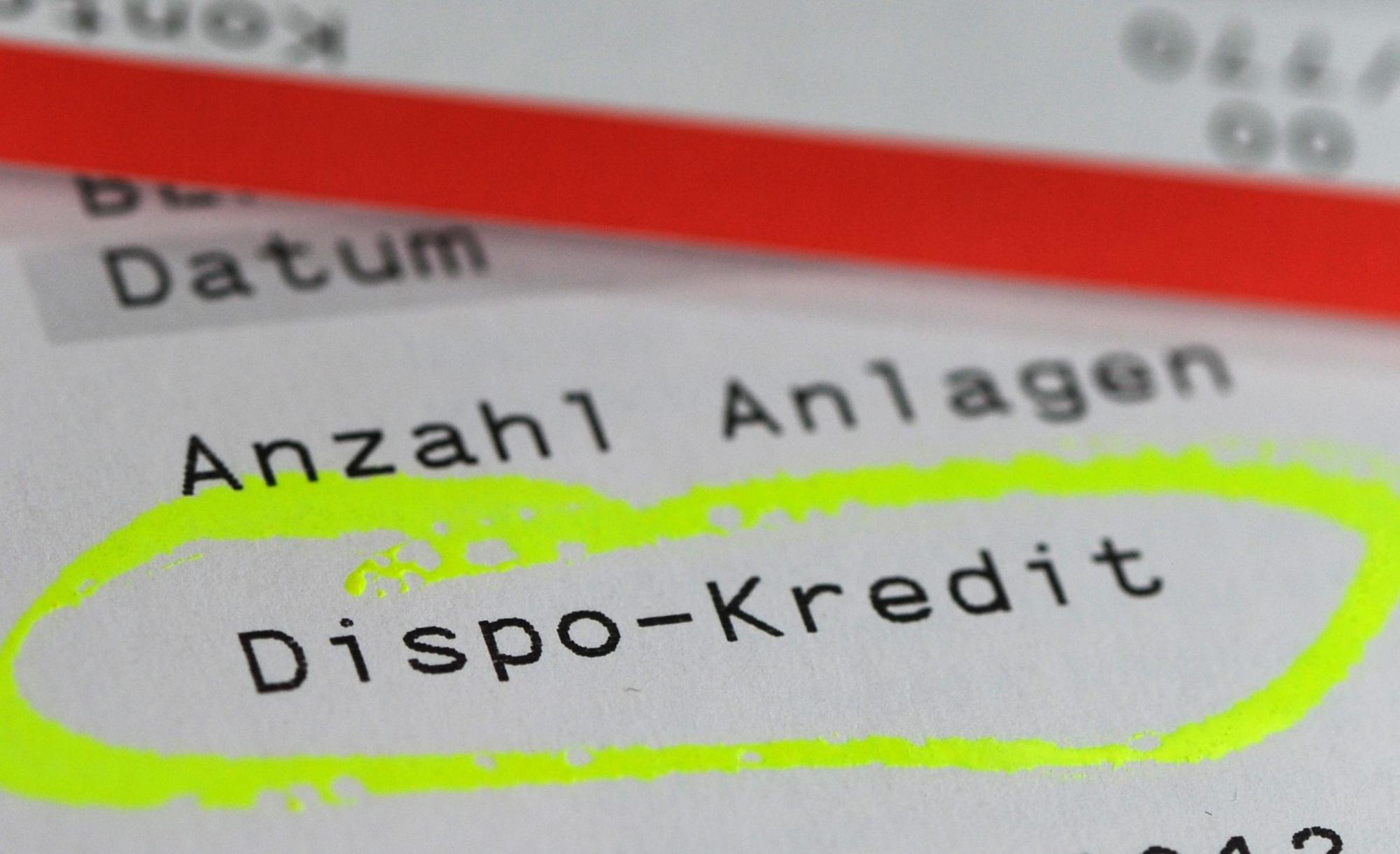 Auf einem Kontoauszug sind die Zinsen für den Dispositionskredit rot markiert.