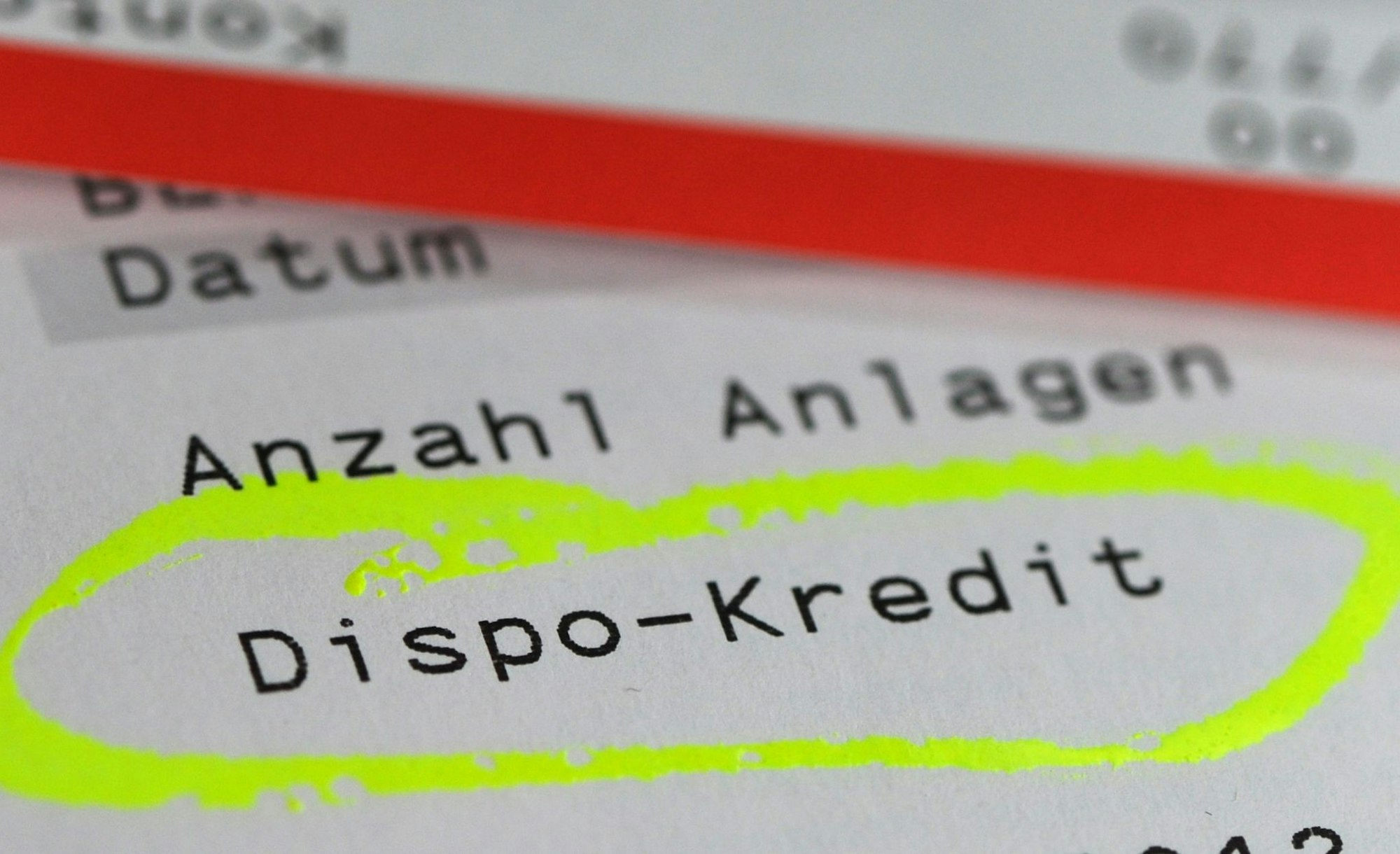 Auf einem Kontoauszug sind die Zinsen für den Dispositionskredit rot markiert.