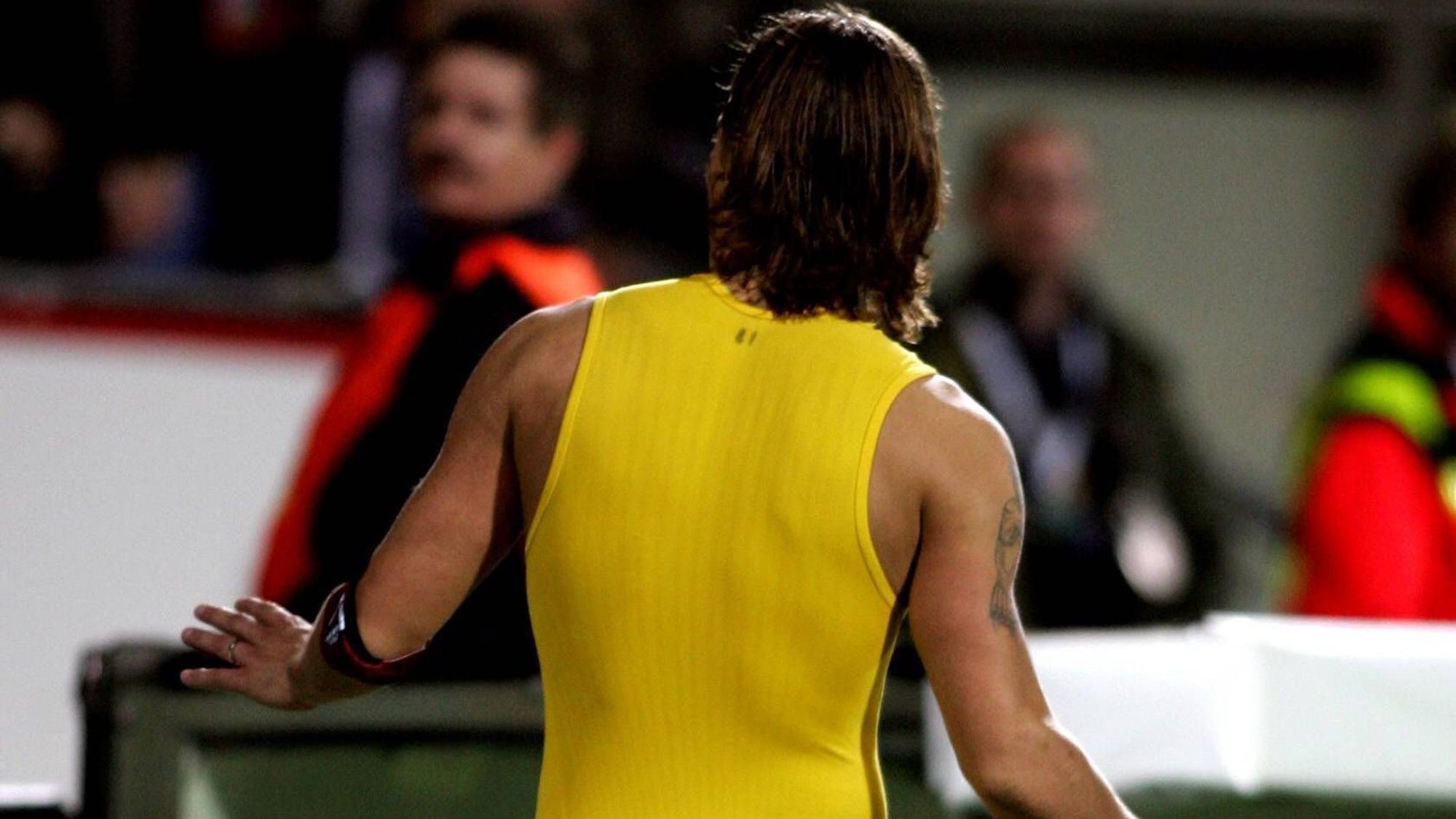 Francesco Totti hat nach dem Spiel Hose und Trikot verschenkt. Derart entkleidet eilt er in die Umkleidekabine.