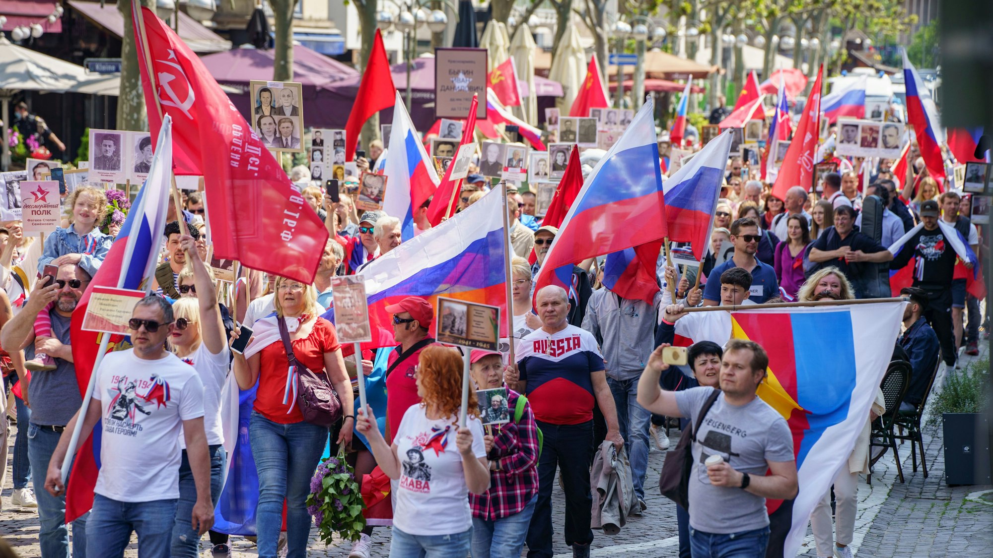 Mit russischen Fahnen und solchen der untergegangenen UdSSR sind hunderte Menschen bei einer pro-russischen Demonstration unter dem Motto „Gedenkaktion für Kriegsopfer“ durch die Frankfurter Innenstadt unterwegs.