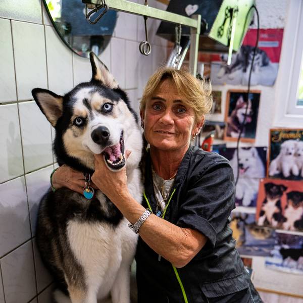 Angelika Steinbach mit ihrem Husky Buddy.