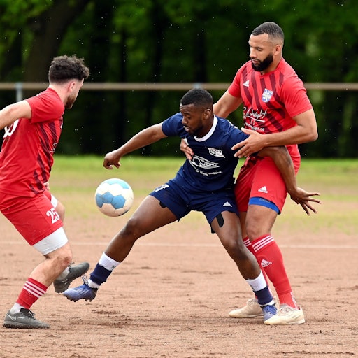 07.05.2023, Fussball-FC Leverkusen-Blau Weiß Köln
links: Astrit Dauti (Leverkusen)
mitte: Emanuel Kotoku (Köln)
rechts: Joshua Sumbunu (Leverkusen)
Foto: Uli Herhaus