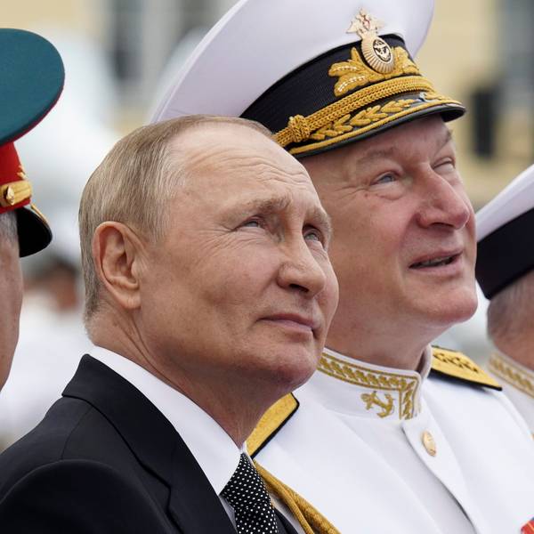 Kremlchef Wladimir Putin bei einer Militärparade. Laut Gerüchten könnte auch am 9. Mai der Blick nach oben für den russischen Präsidenten nötig werden. (Archivbild)