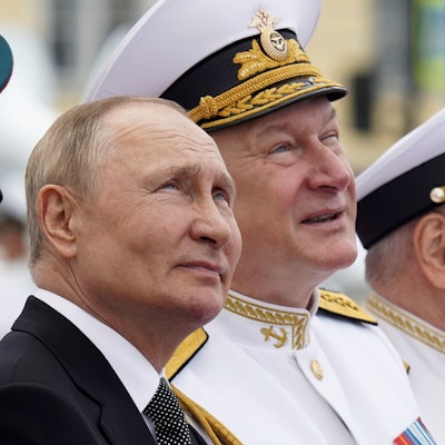 Kremlchef Wladimir Putin bei einer Militärparade. Laut Gerüchten könnte auch am 9. Mai der Blick nach oben für den russischen Präsidenten nötig werden. (Archivbild)