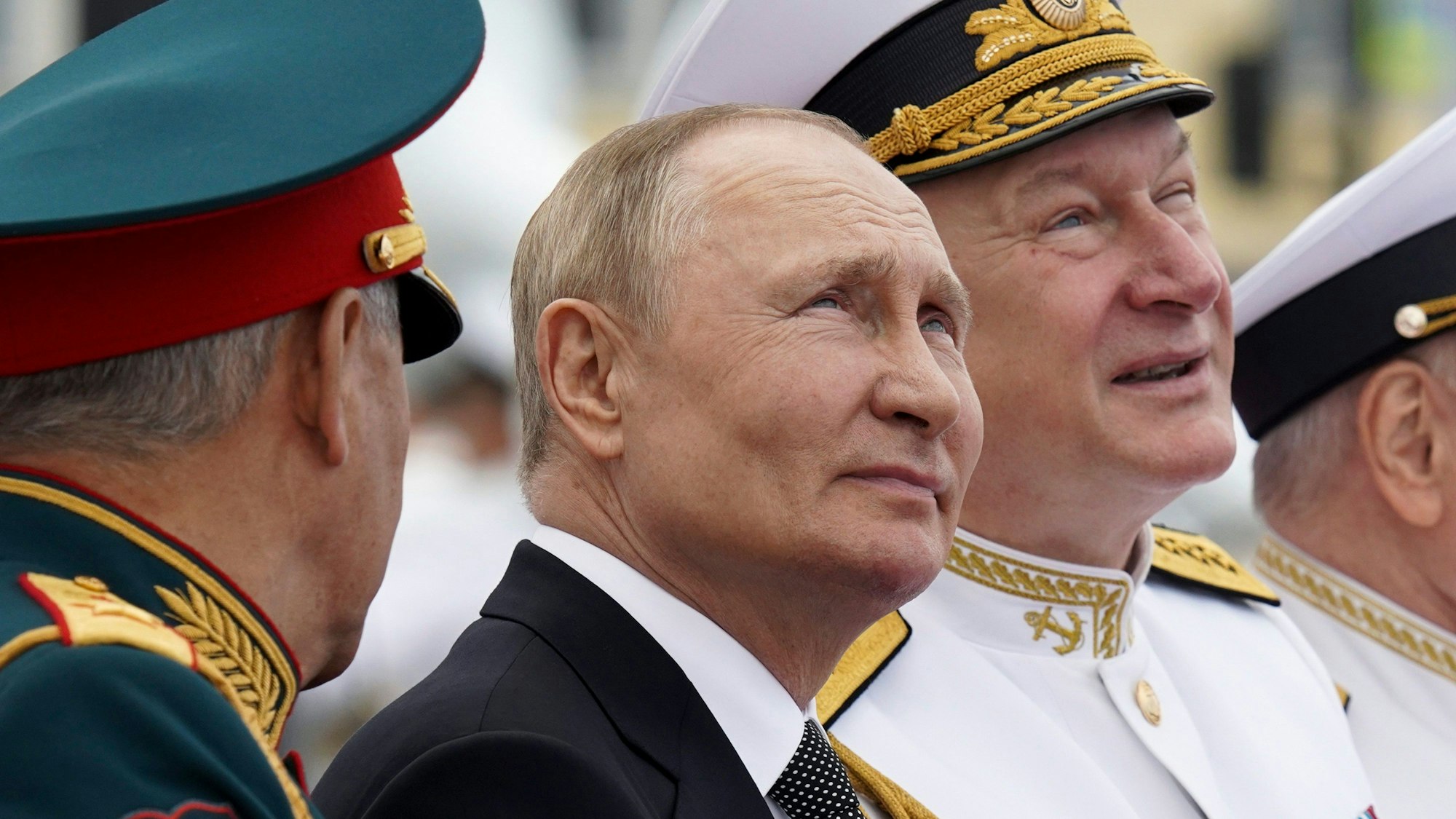 Kremlchef Wladimir Putin schaut in Richtung Himmel. Die Spekulationen über einen möglichen ukrainischen Angriff am 9. Mai reißen nicht ab. (Archivbild)