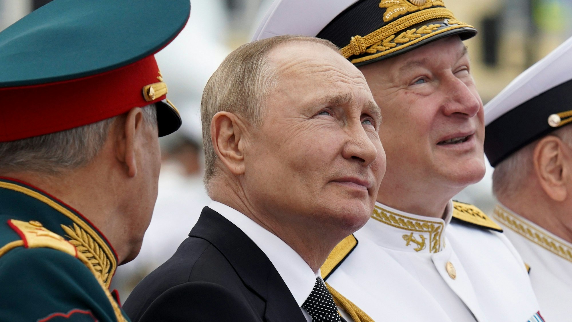 Kremlchef Wladimir Putin bei einer Militärparade. Laut Gerüchten könnte auch am 9. Mai der Blick nach oben für den russischen Präsidenten nötig werden. (Archivbild)