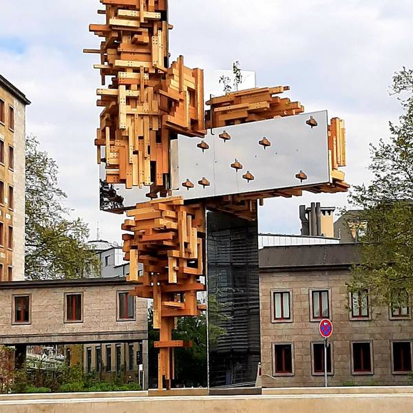 Die neue Skulptur vor der Konzernzentrale von Bayer.