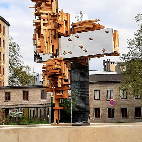 Die neue Skulptur vor der Konzernzentrale von Bayer.