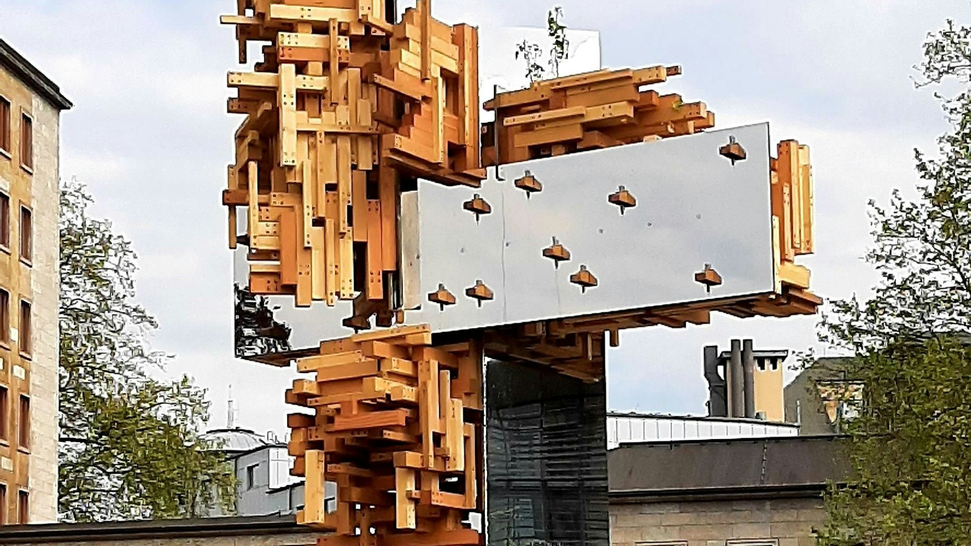 Die neue Skulptur vor der Konzernzentrale von Bayer.