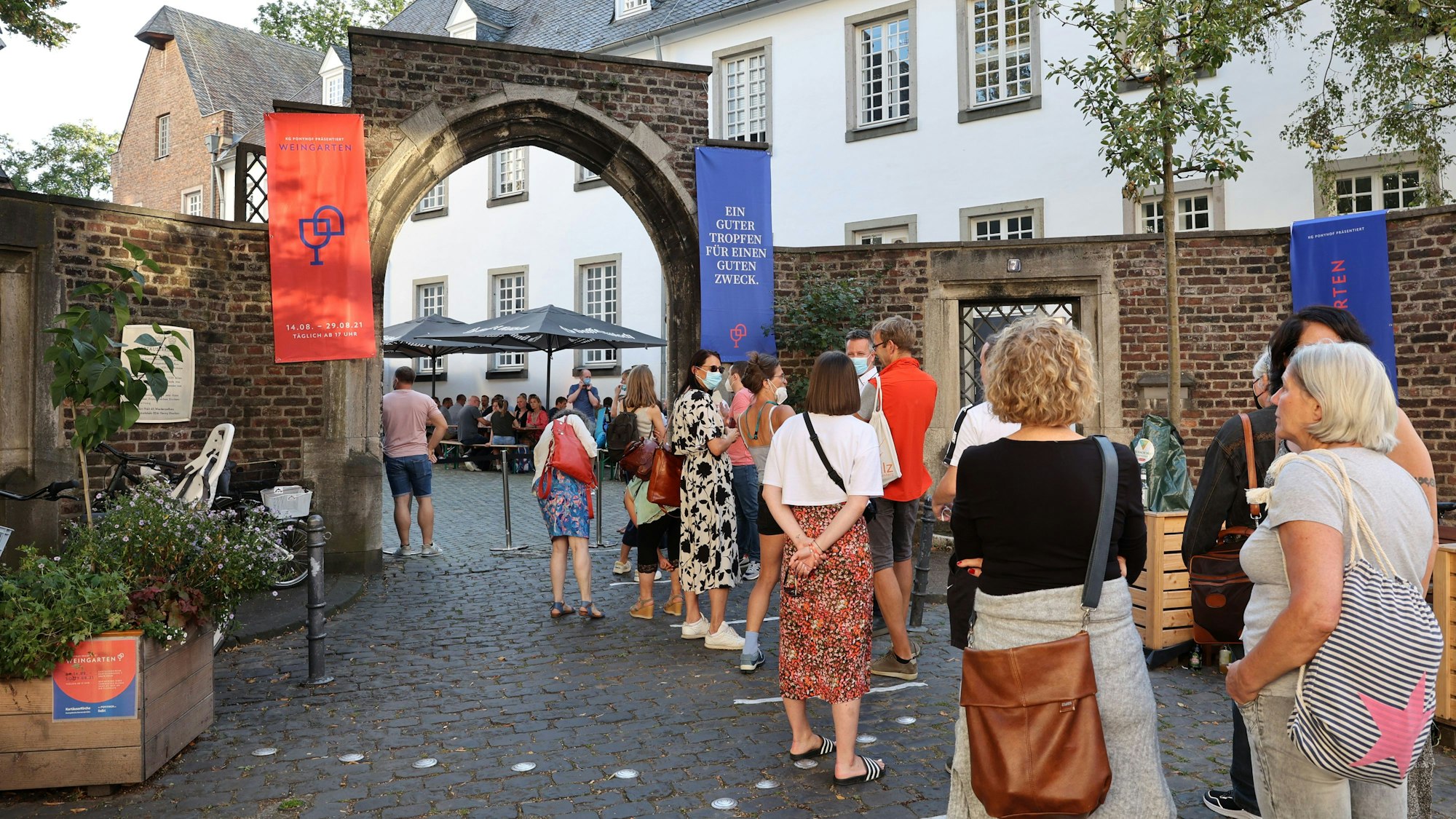 Warteschlange vor einem Innenhof